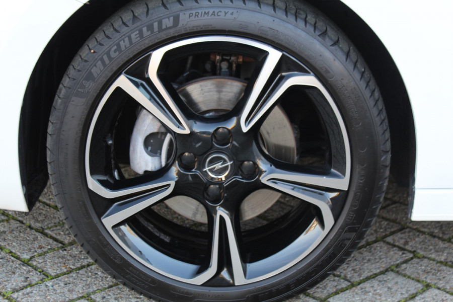 Opel Corsa 1.2-100pk Turbo Sport. In nieuwstaat verkerende luxe Opel Corsa ! Autm. airco, cruise cntrl, lane assist, panoramadak, verwarmde stoelen, LM wielen, camera, parkeersensoren v+a, navigatie by Apple Carplay/Android auto, full LED verl. etc.