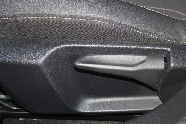 Opel Corsa 1.2-100pk Turbo Sport. In nieuwstaat verkerende luxe Opel Corsa ! Autm. airco, cruise cntrl, lane assist, panoramadak, verwarmde stoelen, LM wielen, camera, parkeersensoren v+a, navigatie by Apple Carplay/Android auto, full LED verl. etc.