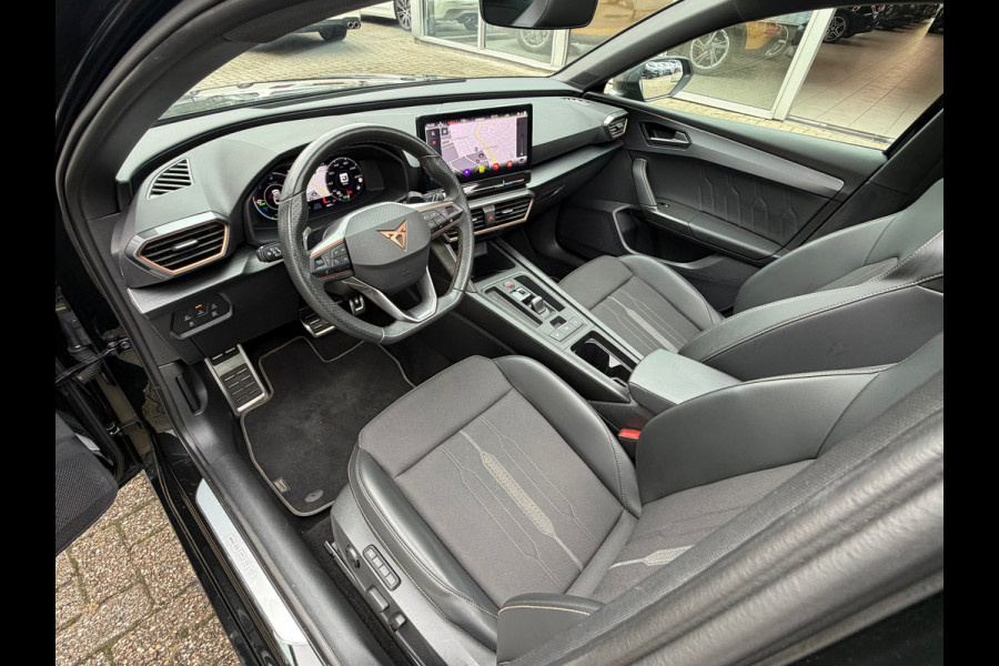 CUPRA Leon Sportstourer 1.4 e-Hybrid 245 Pk Business | Panoramadak | Navigatie | Camera | Clima | Sportstoelen | Keyless | 19".