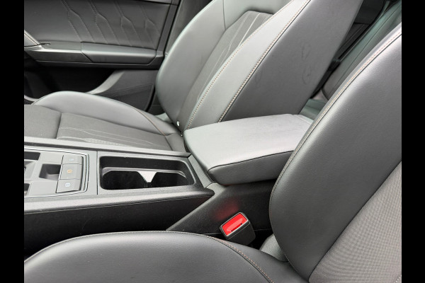 CUPRA Leon Sportstourer 1.4 e-Hybrid 245 Pk Business | Panoramadak | Navigatie | Camera | Clima | Sportstoelen | Keyless | 19".