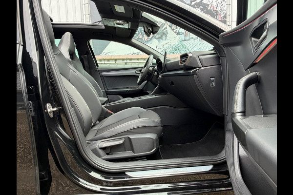 CUPRA Leon Sportstourer 1.4 e-Hybrid 245 Pk Business | Panoramadak | Navigatie | Camera | Clima | Sportstoelen | Keyless | 19".