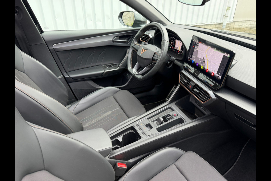 CUPRA Leon Sportstourer 1.4 e-Hybrid 245 Pk Business | Panoramadak | Navigatie | Camera | Clima | Sportstoelen | Keyless | 19".