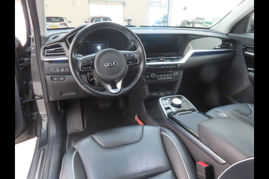 Kia e-Niro ExecutiveLine 64 kWh | SOH 99,3% | Leer |  Trekhaak | Navigatie | Schuif-Kantel Dak