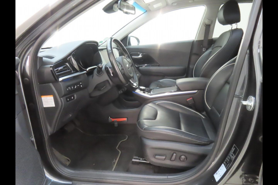 Kia e-Niro ExecutiveLine 64 kWh | SOH 99,3% | Leer |  Trekhaak | Navigatie | Schuif-Kantel Dak