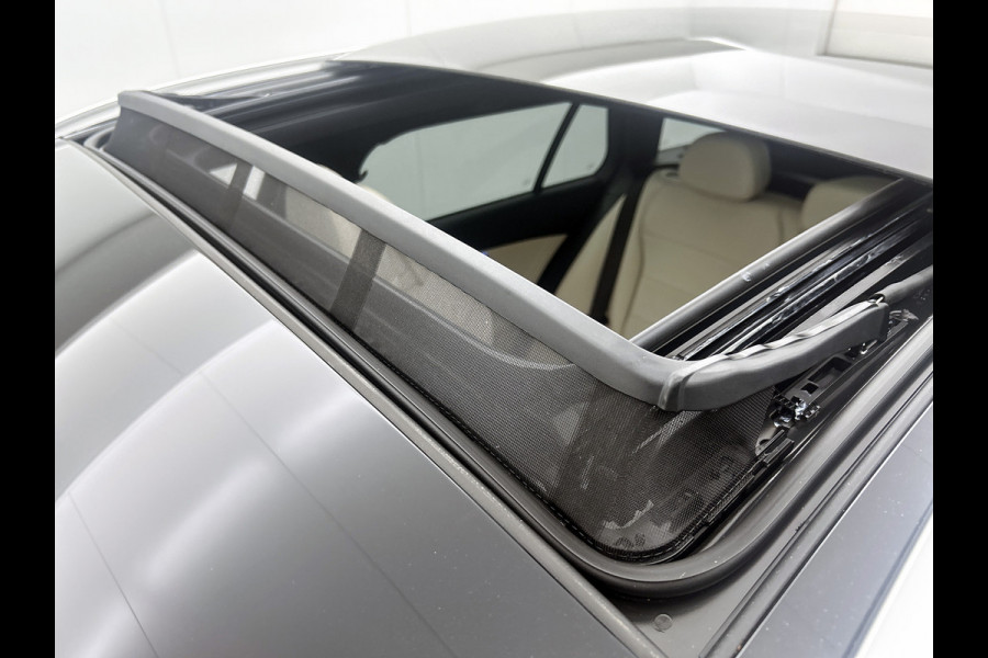 Mercedes-Benz C-Klasse Estate 300 e Luxury Line |  Elektrische voorstoelen| Stoelverwarming voor | 360 Camera | Sfeerverlichting | Lederlook bekleding | Navigatie | Smartphone intergratie | Trekhaak | Inclusief 24 maanden Mercedes-Benz Certified garantie voor Europa.