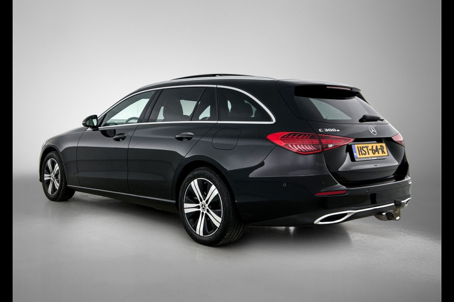 Mercedes-Benz C-Klasse Estate 300 e Luxury Line |  Elektrische voorstoelen| Stoelverwarming voor | 360 Camera | Sfeerverlichting | Lederlook bekleding | Navigatie | Smartphone intergratie | Trekhaak | Inclusief 24 maanden Mercedes-Benz Certified garantie voor Europa.