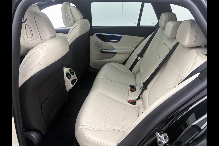 Mercedes-Benz C-Klasse Estate 300 e Luxury Line |  Elektrische voorstoelen| Stoelverwarming voor | 360 Camera | Sfeerverlichting | Lederlook bekleding | Navigatie | Smartphone intergratie | Trekhaak | Inclusief 24 maanden Mercedes-Benz Certified garantie voor Europa.