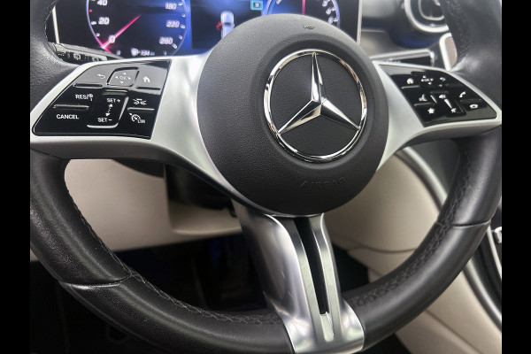 Mercedes-Benz C-Klasse Estate 300 e Luxury Line |  Elektrische voorstoelen| Stoelverwarming voor | 360 Camera | Sfeerverlichting | Lederlook bekleding | Navigatie | Smartphone intergratie | Trekhaak | Inclusief 24 maanden Mercedes-Benz Certified garantie voor Europa.