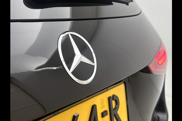 Mercedes-Benz C-Klasse Estate 300 e Luxury Line |  Elektrische voorstoelen| Stoelverwarming voor | 360 Camera | Sfeerverlichting | Lederlook bekleding | Navigatie | Smartphone intergratie | Trekhaak | Inclusief 24 maanden Mercedes-Benz Certified garantie voor Europa.