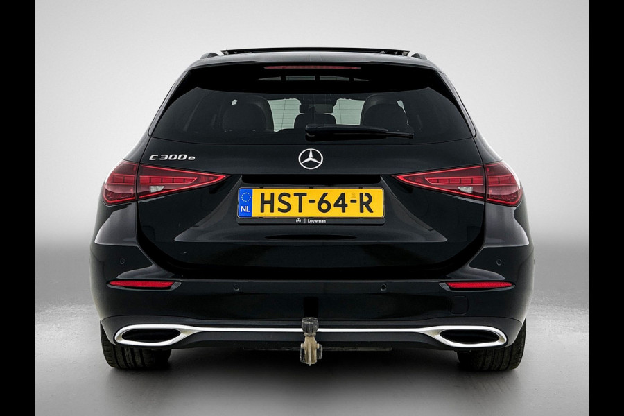 Mercedes-Benz C-Klasse Estate 300 e Luxury Line |  Elektrische voorstoelen| Stoelverwarming voor | 360 Camera | Sfeerverlichting | Lederlook bekleding | Navigatie | Smartphone intergratie | Trekhaak | Inclusief 24 maanden Mercedes-Benz Certified garantie voor Europa.