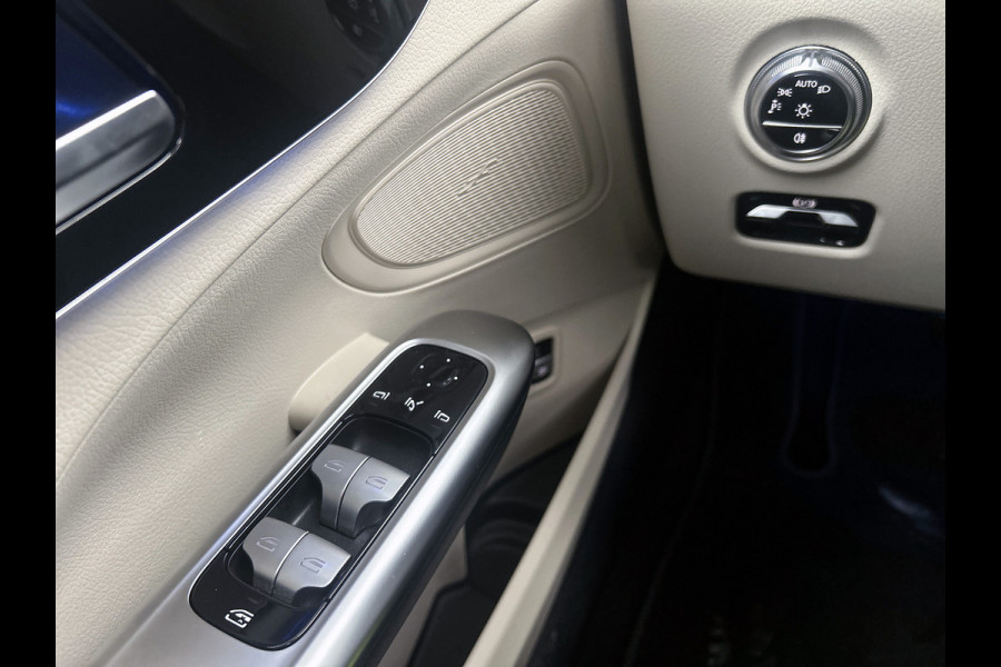 Mercedes-Benz C-Klasse Estate 300 e Luxury Line |  Elektrische voorstoelen| Stoelverwarming voor | 360 Camera | Sfeerverlichting | Lederlook bekleding | Navigatie | Smartphone intergratie | Trekhaak | Inclusief 24 maanden Mercedes-Benz Certified garantie voor Europa.