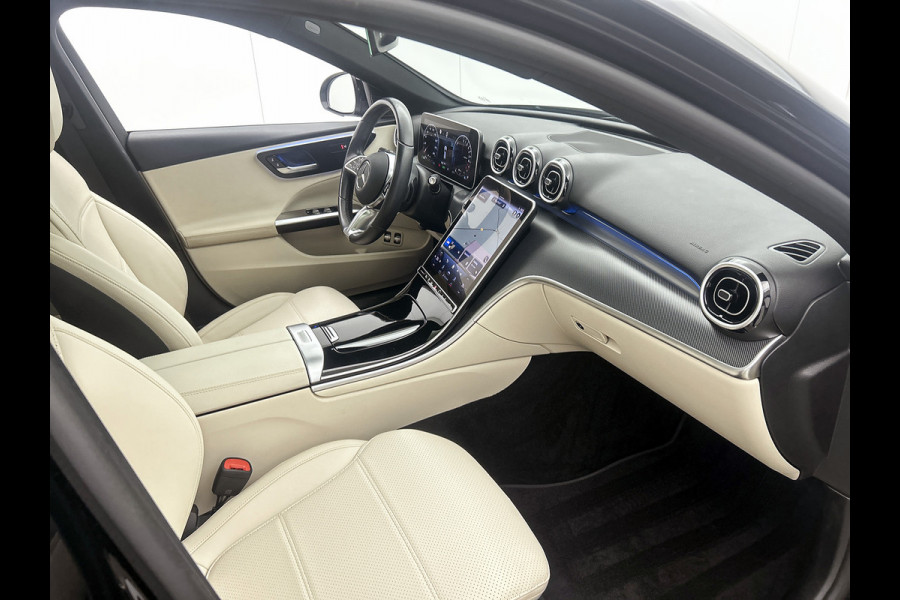 Mercedes-Benz C-Klasse Estate 300 e Luxury Line |  Elektrische voorstoelen| Stoelverwarming voor | 360 Camera | Sfeerverlichting | Lederlook bekleding | Navigatie | Smartphone intergratie | Trekhaak | Inclusief 24 maanden Mercedes-Benz Certified garantie voor Europa.