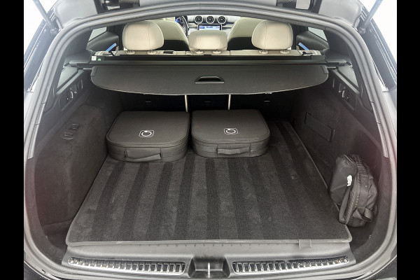 Mercedes-Benz C-Klasse Estate 300 e Luxury Line |  Elektrische voorstoelen| Stoelverwarming voor | 360 Camera | Sfeerverlichting | Lederlook bekleding | Navigatie | Smartphone intergratie | Trekhaak | Inclusief 24 maanden Mercedes-Benz Certified garantie voor Europa.
