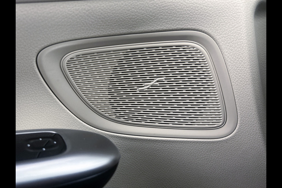 Mercedes-Benz C-Klasse Estate 300 e Luxury Line |  Elektrische voorstoelen| Stoelverwarming voor | 360 Camera | Sfeerverlichting | Lederlook bekleding | Navigatie | Smartphone intergratie | Trekhaak | Inclusief 24 maanden Mercedes-Benz Certified garantie voor Europa.