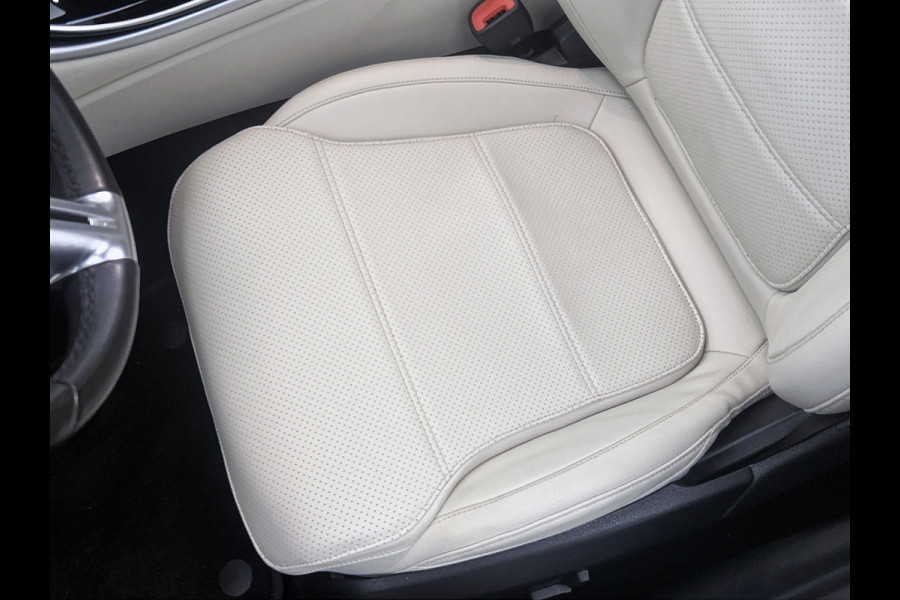 Mercedes-Benz C-Klasse Estate 300 e Luxury Line |  Elektrische voorstoelen| Stoelverwarming voor | 360 Camera | Sfeerverlichting | Lederlook bekleding | Navigatie | Smartphone intergratie | Trekhaak | Inclusief 24 maanden Mercedes-Benz Certified garantie voor Europa.