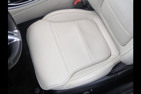 Mercedes-Benz C-Klasse Estate 300 e Luxury Line |  Elektrische voorstoelen| Stoelverwarming voor | 360 Camera | Sfeerverlichting | Lederlook bekleding | Navigatie | Smartphone intergratie | Trekhaak | Inclusief 24 maanden Mercedes-Benz Certified garantie voor Europa.