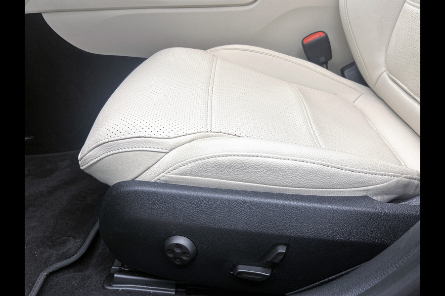 Mercedes-Benz C-Klasse Estate 300 e Luxury Line |  Elektrische voorstoelen| Stoelverwarming voor | 360 Camera | Sfeerverlichting | Lederlook bekleding | Navigatie | Smartphone intergratie | Trekhaak | Inclusief 24 maanden Mercedes-Benz Certified garantie voor Europa.