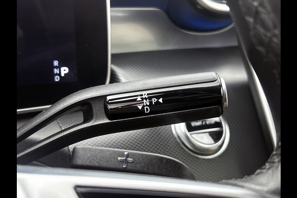 Mercedes-Benz C-Klasse Estate 300 e Luxury Line |  Elektrische voorstoelen| Stoelverwarming voor | 360 Camera | Sfeerverlichting | Lederlook bekleding | Navigatie | Smartphone intergratie | Trekhaak | Inclusief 24 maanden Mercedes-Benz Certified garantie voor Europa.