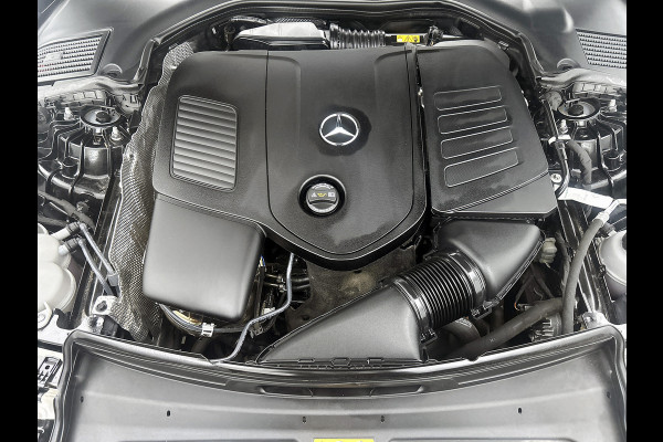 Mercedes-Benz C-Klasse Estate 300 e Luxury Line |  Elektrische voorstoelen| Stoelverwarming voor | 360 Camera | Sfeerverlichting | Lederlook bekleding | Navigatie | Smartphone intergratie | Trekhaak | Inclusief 24 maanden Mercedes-Benz Certified garantie voor Europa.