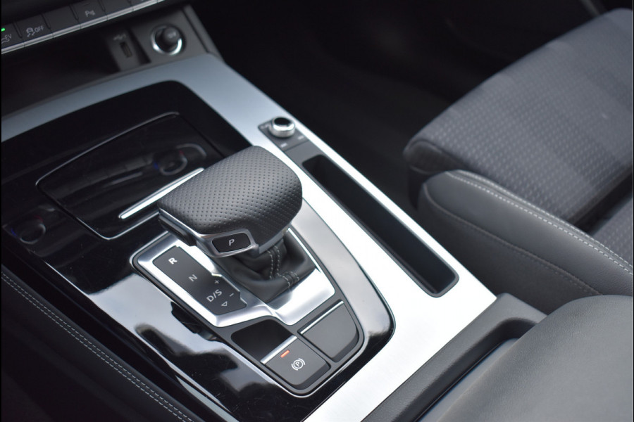 Audi Q5 55 TFSI e S-Line 367 Pk Quantum Grey Exclusive Pano Luchtvering ACC Sfeer 20 Inch