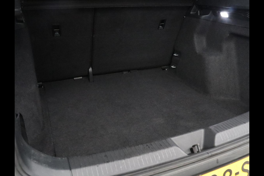 Volkswagen ID.4 Pro 77 kWh | SOH 94,2% | Adaptive cruise | Stuur/ stoelverwarming | Park assist | Climate control | Carplay | Sfeerverlichting | Full LED | 19" velgen