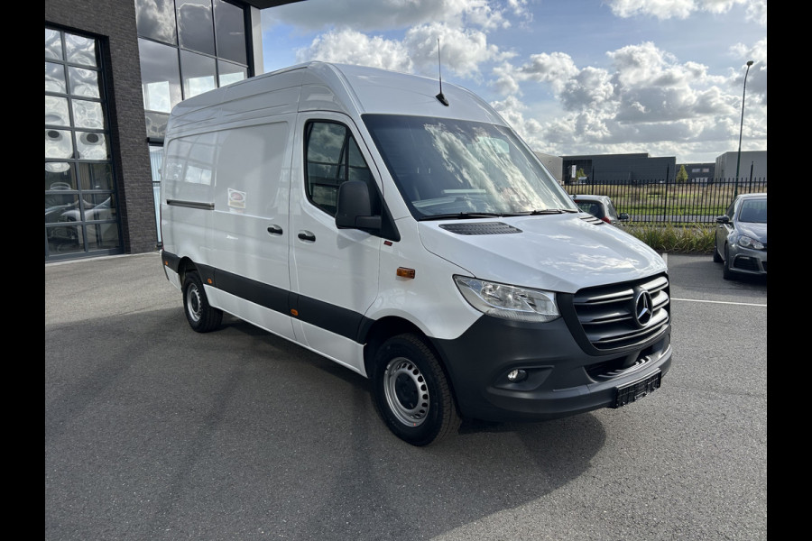 Mercedes-Benz Sprinter 317 CDI L2 H2 Pro Facelift / MBUX / Navigatie / Camera / Geveerde stoel / Cruise control / Airco / 270 Graden achterdeuren