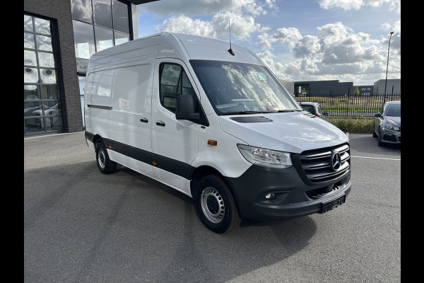Mercedes-Benz Sprinter 317 CDI L2 H2 Pro Facelift / MBUX / Navigatie / Camera / Geveerde stoel / Cruise control / Airco / 270 Graden achterdeuren