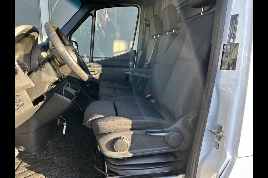 Mercedes-Benz Sprinter 317 CDI L2 H2 Pro Facelift / MBUX / Navigatie / Camera / Geveerde stoel / Cruise control / Airco / 270 Graden achterdeuren