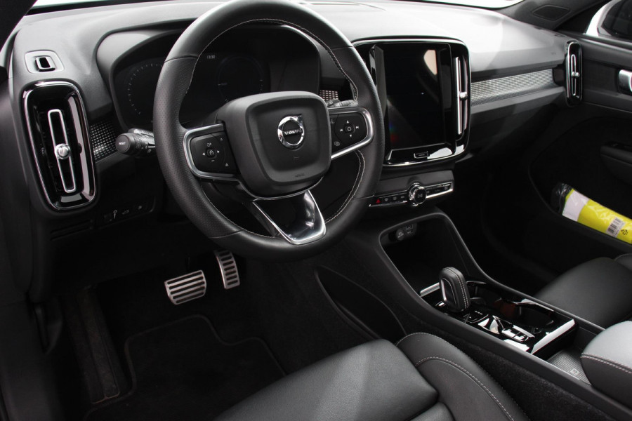 Volvo XC40 1.5 T5 Recharge R-Design Panoramisch dak Navigatie Apple Carplay/Android Auto Parkeersensoren Camera Adaptive Cruise Control Elektrische bestuurdersstoel met geheugen Stoelverwarming LED-koplampen Inductielader