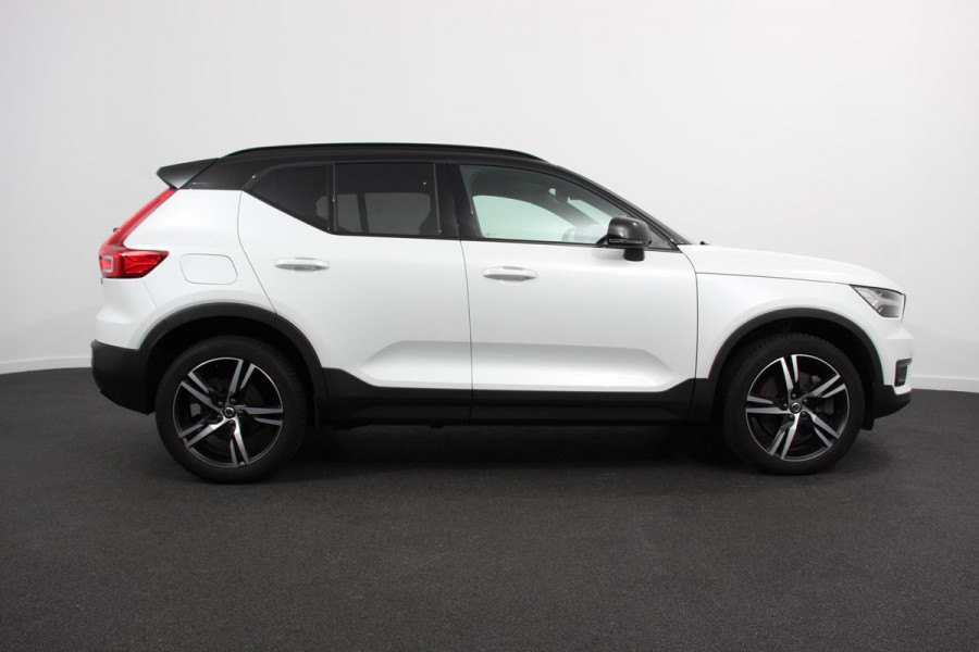 Volvo XC40 1.5 T5 Recharge R-Design Panoramisch dak Navigatie Apple Carplay/Android Auto Parkeersensoren Camera Adaptive Cruise Control Elektrische bestuurdersstoel met geheugen Stoelverwarming LED-koplampen Inductielader