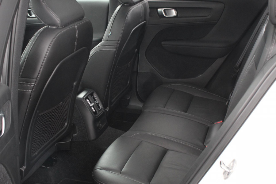 Volvo XC40 1.5 T5 Recharge R-Design Panoramisch dak Navigatie Apple Carplay/Android Auto Parkeersensoren Camera Adaptive Cruise Control Elektrische bestuurdersstoel met geheugen Stoelverwarming LED-koplampen Inductielader
