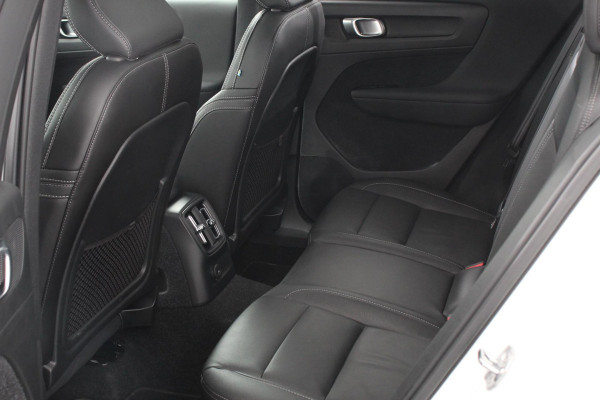 Volvo XC40 1.5 T5 Recharge R-Design Panoramisch dak Navigatie Apple Carplay/Android Auto Parkeersensoren Camera Adaptive Cruise Control Elektrische bestuurdersstoel met geheugen Stoelverwarming LED-koplampen Inductielader