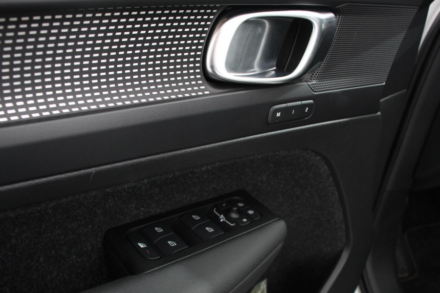 Volvo XC40 1.5 T5 Recharge R-Design Panoramisch dak Navigatie Apple Carplay/Android Auto Parkeersensoren Camera Adaptive Cruise Control Elektrische bestuurdersstoel met geheugen Stoelverwarming LED-koplampen Inductielader