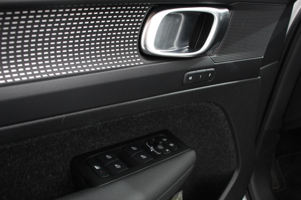 Volvo XC40 1.5 T5 Recharge R-Design Panoramisch dak Navigatie Apple Carplay/Android Auto Parkeersensoren Camera Adaptive Cruise Control Elektrische bestuurdersstoel met geheugen Stoelverwarming LED-koplampen Inductielader