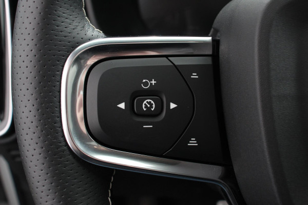 Volvo XC40 1.5 T5 Recharge R-Design Panoramisch dak Navigatie Apple Carplay/Android Auto Parkeersensoren Camera Adaptive Cruise Control Elektrische bestuurdersstoel met geheugen Stoelverwarming LED-koplampen Inductielader