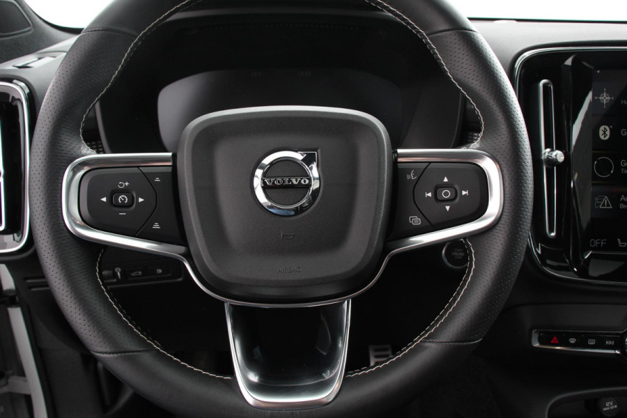 Volvo XC40 1.5 T5 Recharge R-Design Panoramisch dak Navigatie Apple Carplay/Android Auto Parkeersensoren Camera Adaptive Cruise Control Elektrische bestuurdersstoel met geheugen Stoelverwarming LED-koplampen Inductielader