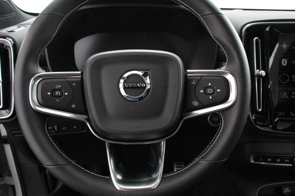 Volvo XC40 1.5 T5 Recharge R-Design Panoramisch dak Navigatie Apple Carplay/Android Auto Parkeersensoren Camera Adaptive Cruise Control Elektrische bestuurdersstoel met geheugen Stoelverwarming LED-koplampen Inductielader