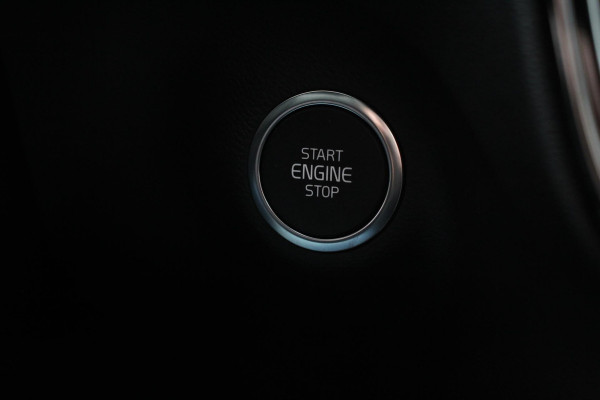 Volvo XC40 1.5 T5 Recharge R-Design Panoramisch dak Navigatie Apple Carplay/Android Auto Parkeersensoren Camera Adaptive Cruise Control Elektrische bestuurdersstoel met geheugen Stoelverwarming LED-koplampen Inductielader