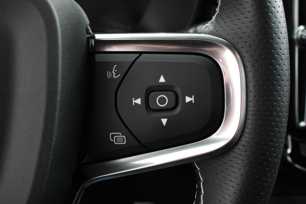 Volvo XC40 1.5 T5 Recharge R-Design Panoramisch dak Navigatie Apple Carplay/Android Auto Parkeersensoren Camera Adaptive Cruise Control Elektrische bestuurdersstoel met geheugen Stoelverwarming LED-koplampen Inductielader