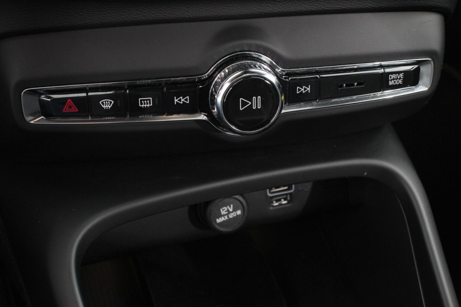 Volvo XC40 1.5 T5 Recharge R-Design Panoramisch dak Navigatie Apple Carplay/Android Auto Parkeersensoren Camera Adaptive Cruise Control Elektrische bestuurdersstoel met geheugen Stoelverwarming LED-koplampen Inductielader