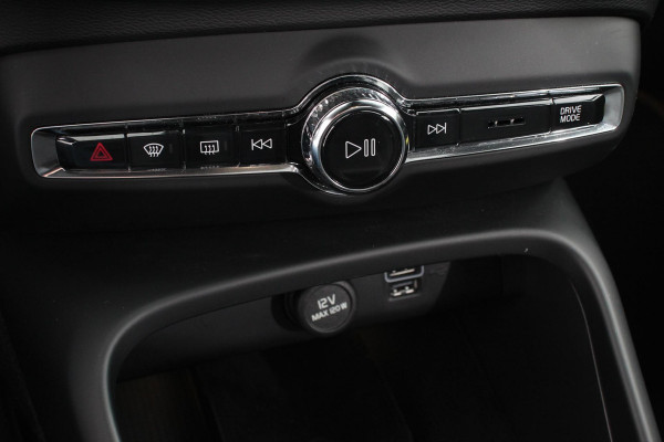 Volvo XC40 1.5 T5 Recharge R-Design Panoramisch dak Navigatie Apple Carplay/Android Auto Parkeersensoren Camera Adaptive Cruise Control Elektrische bestuurdersstoel met geheugen Stoelverwarming LED-koplampen Inductielader