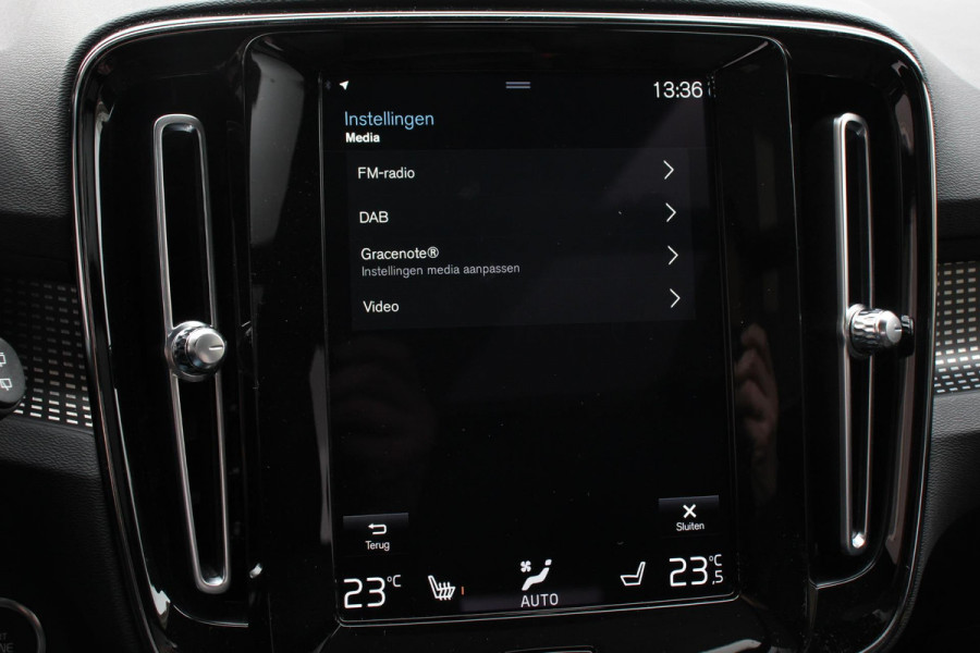 Volvo XC40 1.5 T5 Recharge R-Design Panoramisch dak Navigatie Apple Carplay/Android Auto Parkeersensoren Camera Adaptive Cruise Control Elektrische bestuurdersstoel met geheugen Stoelverwarming LED-koplampen Inductielader