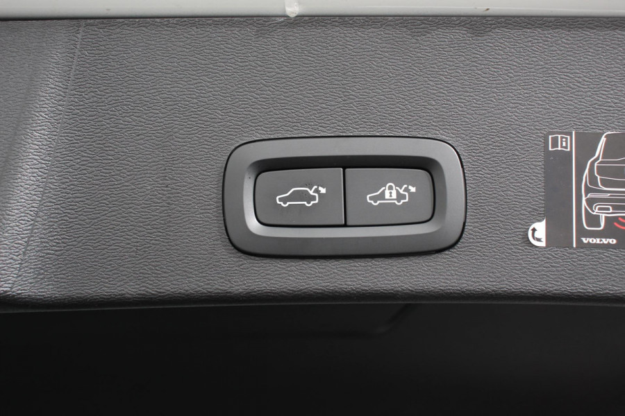 Volvo XC40 1.5 T5 Recharge R-Design Panoramisch dak Navigatie Apple Carplay/Android Auto Parkeersensoren Camera Adaptive Cruise Control Elektrische bestuurdersstoel met geheugen Stoelverwarming LED-koplampen Inductielader