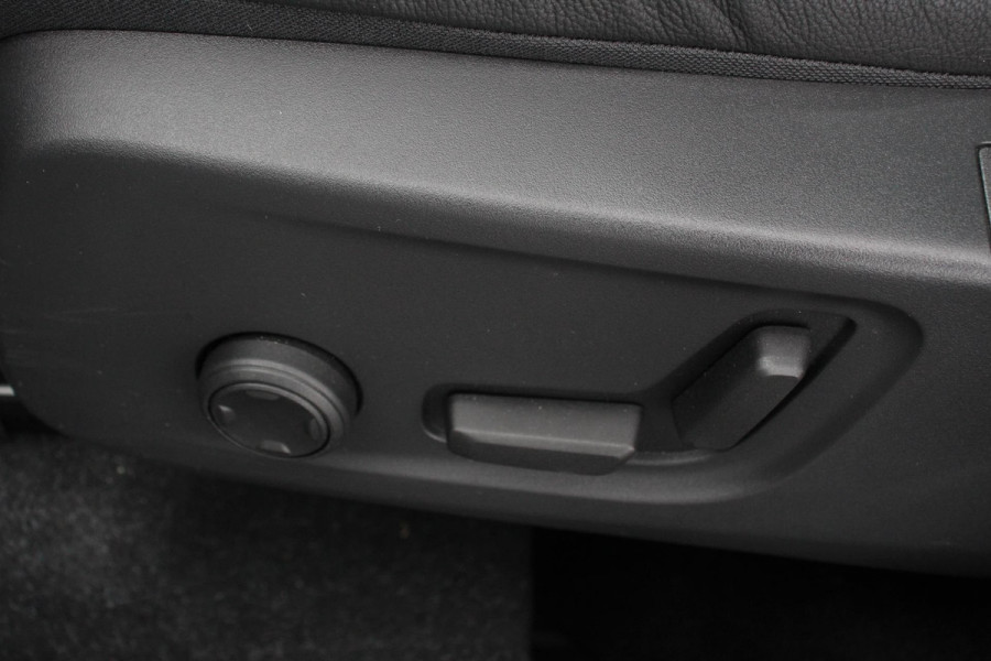 Volvo XC40 1.5 T5 Recharge R-Design Panoramisch dak Navigatie Apple Carplay/Android Auto Parkeersensoren Camera Adaptive Cruise Control Elektrische bestuurdersstoel met geheugen Stoelverwarming LED-koplampen Inductielader