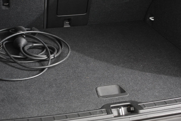 Volvo XC40 1.5 T5 Recharge R-Design Panoramisch dak Navigatie Apple Carplay/Android Auto Parkeersensoren Camera Adaptive Cruise Control Elektrische bestuurdersstoel met geheugen Stoelverwarming LED-koplampen Inductielader