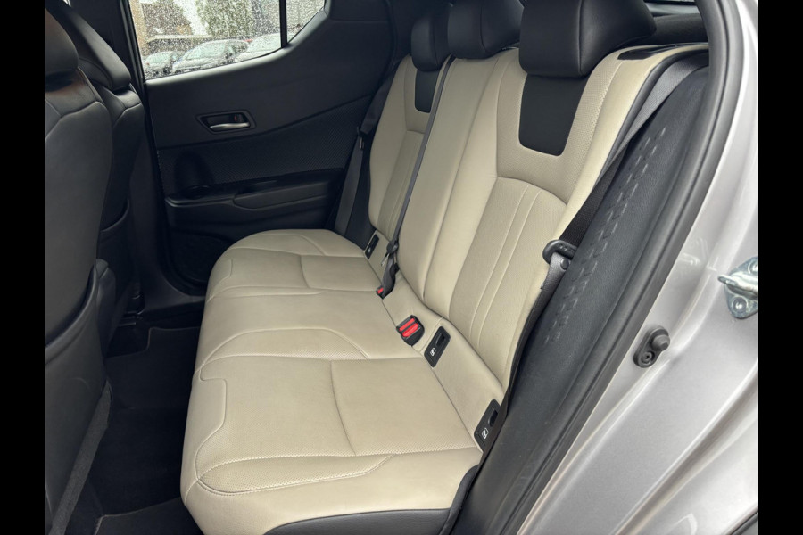 Toyota C-HR 1.8 Hybrid Bi-Tone | 120pk | Achteruitrijcamera | Trekhaak | Adaptieve Cruise | Lederen Bekleding | Stoelverwarming