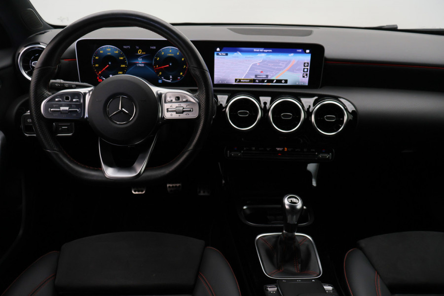 Mercedes-Benz A-Klasse 160 Business Solution AMG Virtual Cockpit, Camera, Cruise, Stoelverwarming, Apple Carplay, PDC, Trekhaak, 18''
