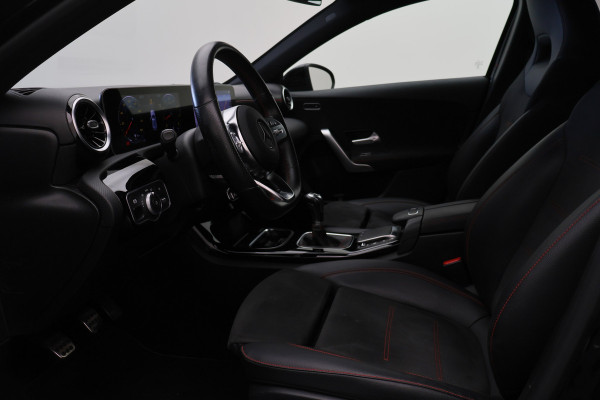 Mercedes-Benz A-Klasse 160 Business Solution AMG Virtual Cockpit, Camera, Cruise, Stoelverwarming, Apple Carplay, PDC, Trekhaak, 18''