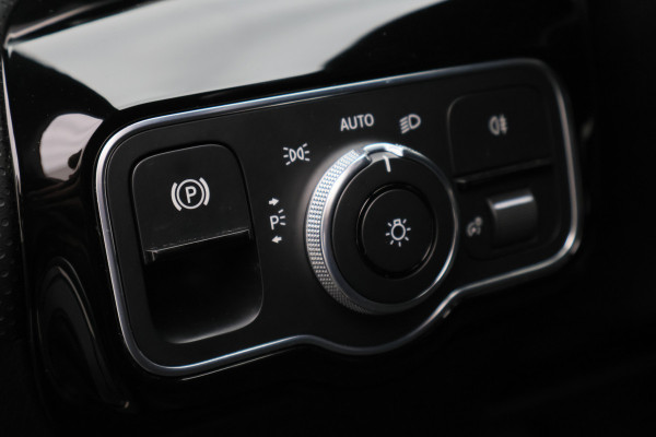 Mercedes-Benz A-Klasse 160 Business Solution AMG Virtual Cockpit, Camera, Cruise, Stoelverwarming, Apple Carplay, PDC, Trekhaak, 18''