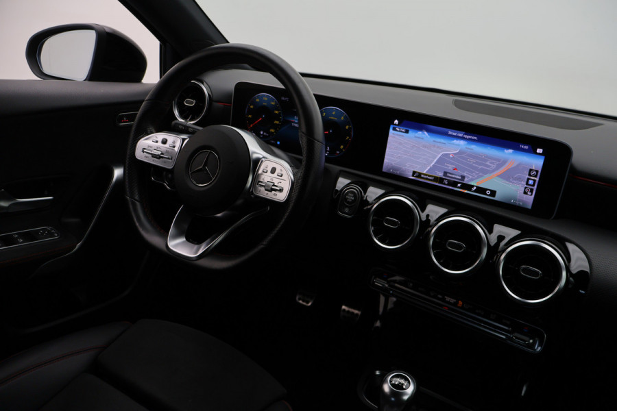 Mercedes-Benz A-Klasse 160 Business Solution AMG Virtual Cockpit, Camera, Cruise, Stoelverwarming, Apple Carplay, PDC, Trekhaak, 18''